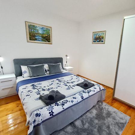 Entire House Floor - 2-Bedroom Cozy & Peaceful Apartment พอดโกริกา ภายนอก รูปภาพ