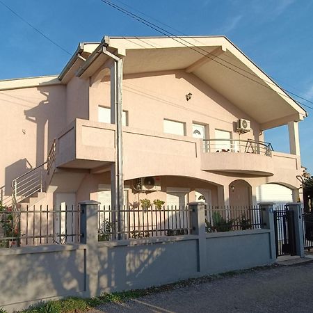 Entire House Floor - 2-Bedroom Cozy & Peaceful Apartment พอดโกริกา ภายนอก รูปภาพ