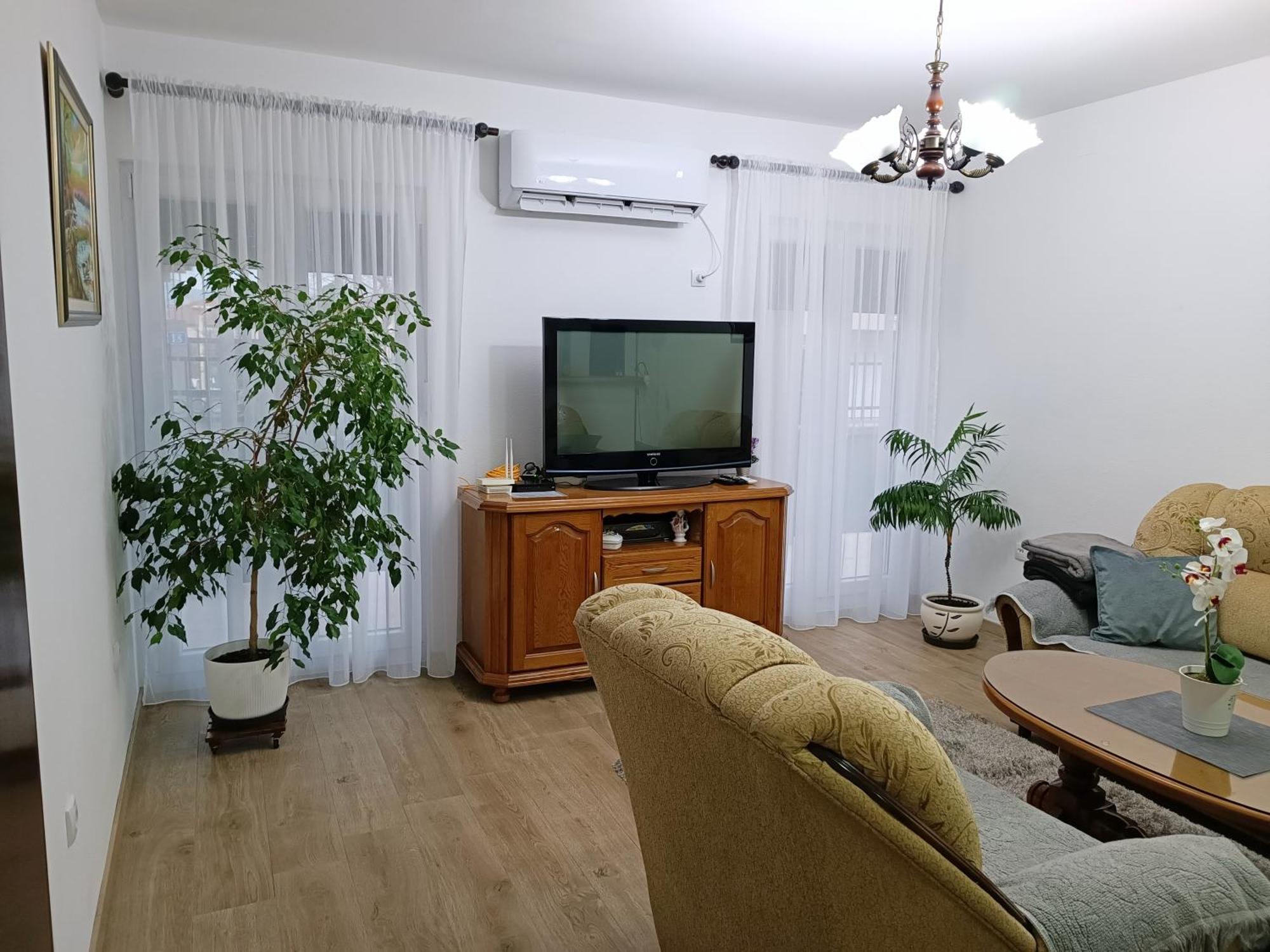 Entire House Floor - 2-Bedroom Cozy & Peaceful Apartment พอดโกริกา ภายนอก รูปภาพ