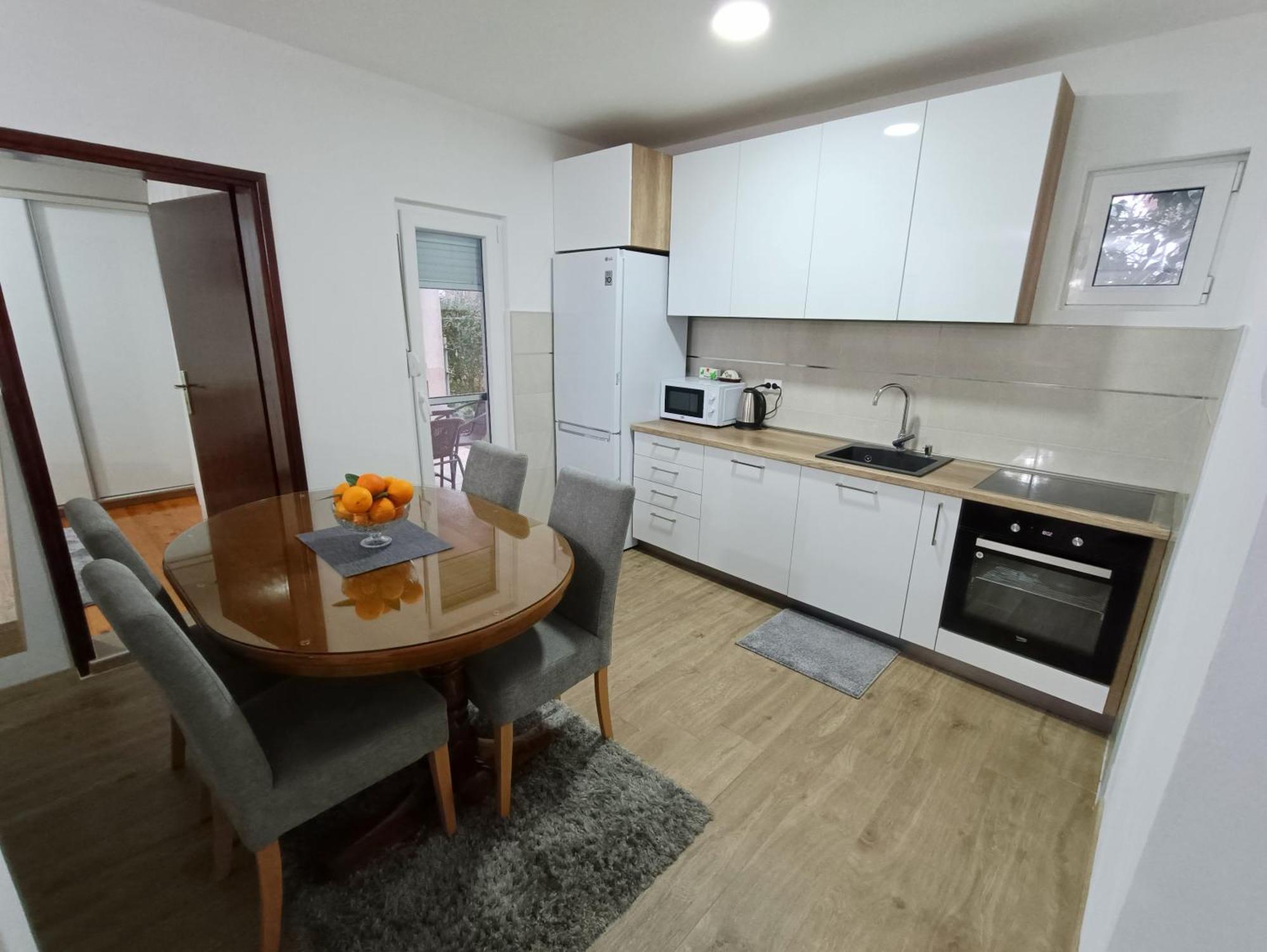 Entire House Floor - 2-Bedroom Cozy & Peaceful Apartment พอดโกริกา ภายนอก รูปภาพ